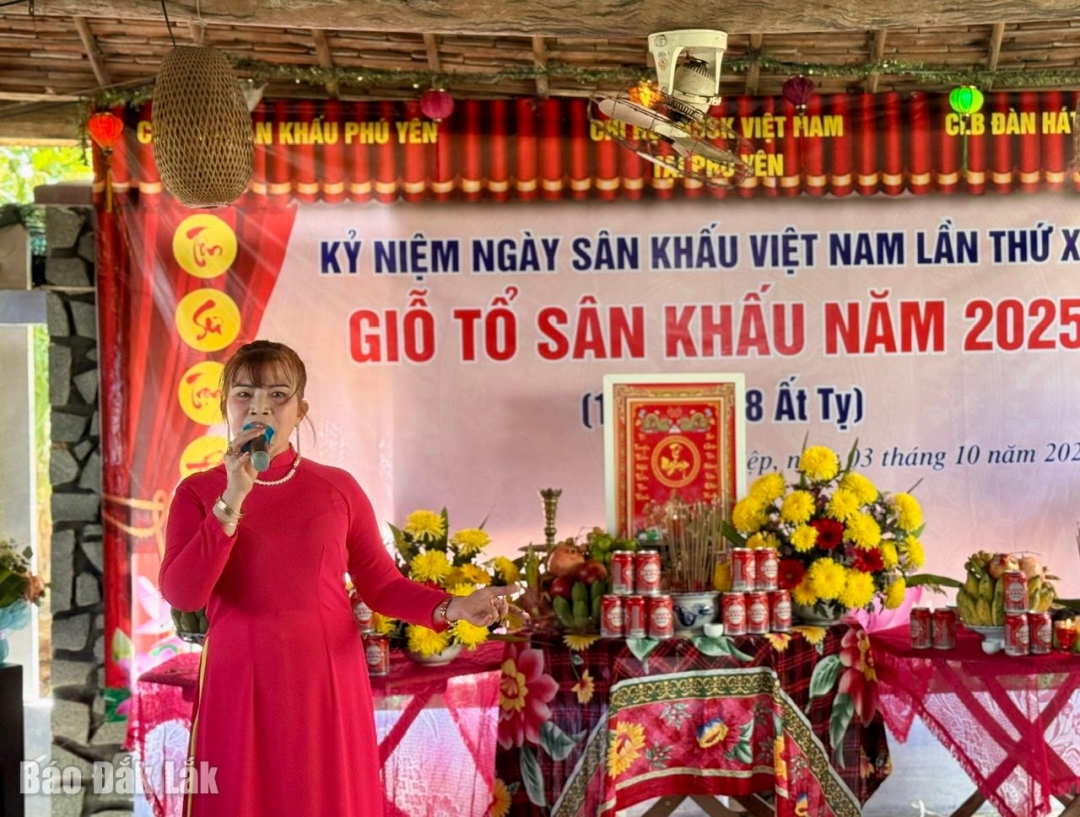 Nghệ sĩ Phương Liên trình bày tiết mục Trong ta có Đảng soi đường.