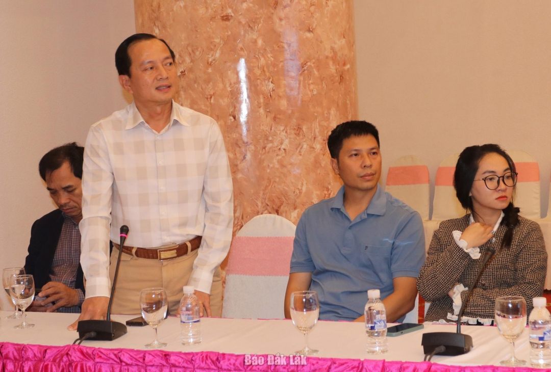 Ông Trần Đình Tuấn, Giám đốc Bệnh viện mắt Tây Nguyên phát biểu ý kiến tại hội nghị.