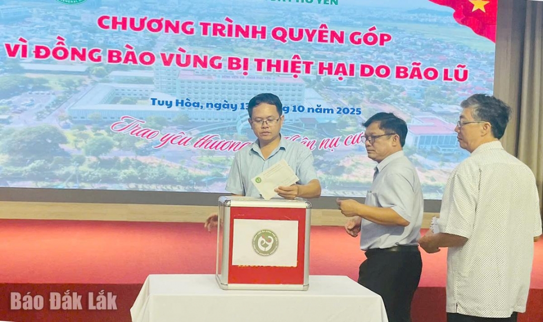 Cán bộ, công chức, viên chức ngành y quyên góp ủng hộ đồng bào bị thiệt hại do bão số 10.