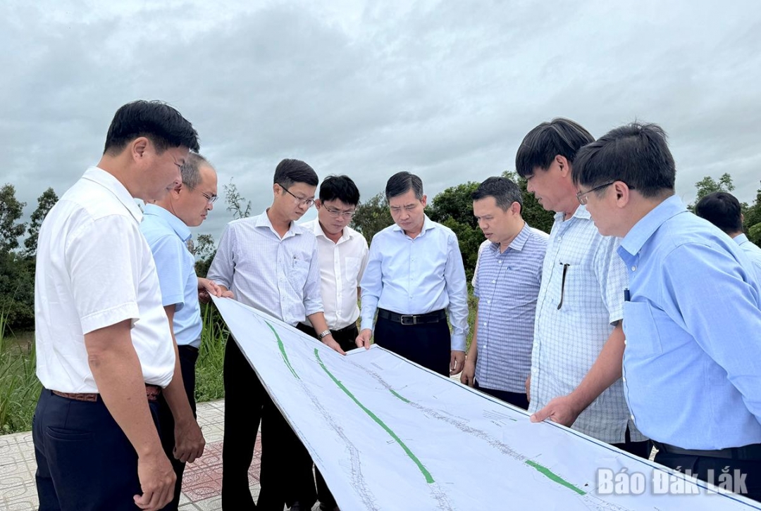 Chủ tịch UBND tỉnh cùng đoàn công tác của tỉnh kiểm tra thực địa triển khai dự án tuyến đường ven biển.