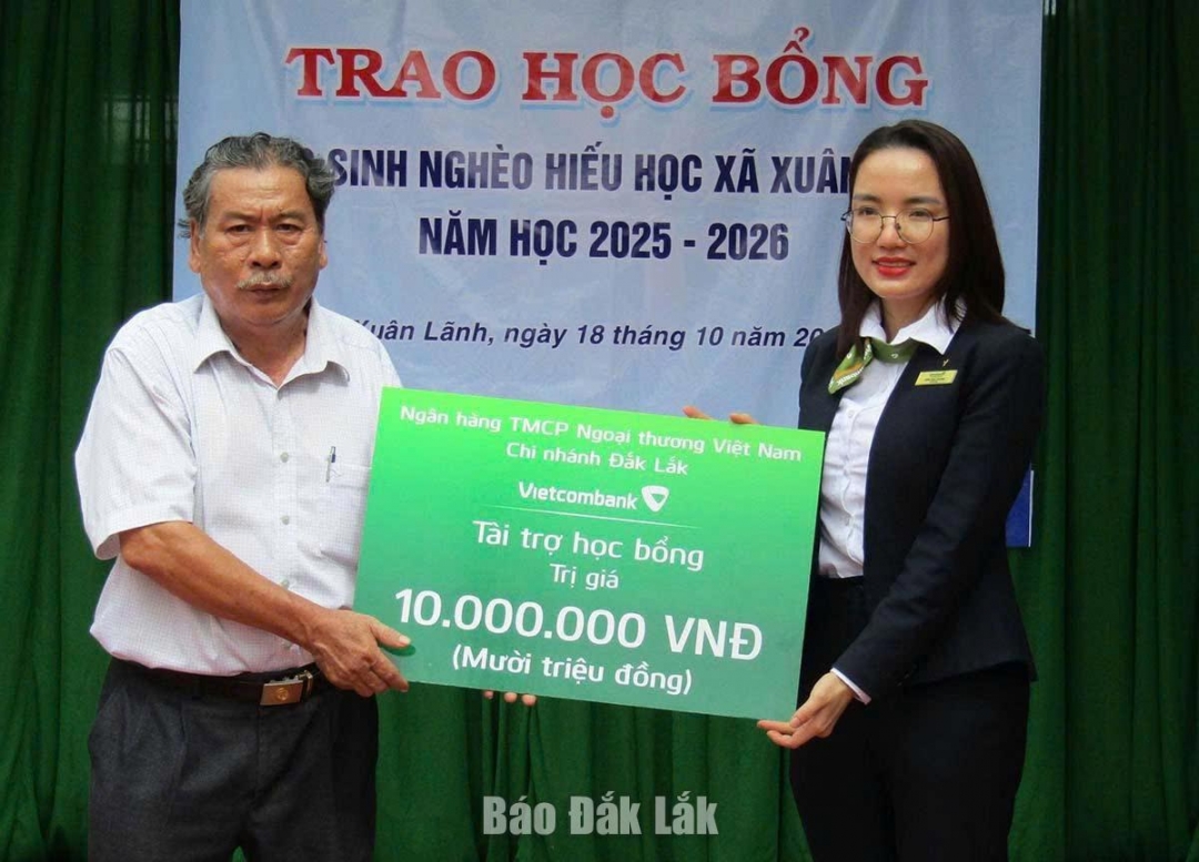 Đại diện Ngân hàng TMCP Ngoại thương Việt Nam chi nhánh Đắk Lắk trao biểu trưng tài trợ học bổng cho Trường Tiểu học Xuân Lãnh 2.