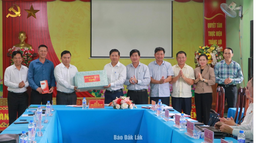 Ủy viên dự khuyết Trung ương Đảng, Bí thư Tỉnh ủy Lương Nguyễn Minh Triết cùng các đồng chí trong Ban Thường vụ Tỉnh ủy tặng quà cho xã Ia Lốp.