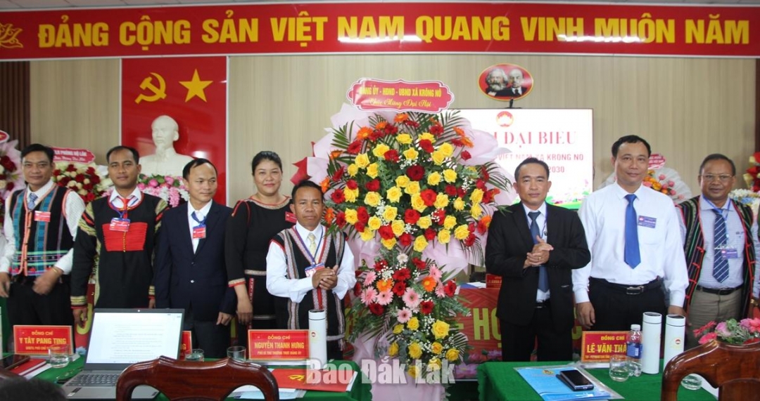 Lãnh đạo xã Krông Nô tặng hoa chúc mừng đại hội.