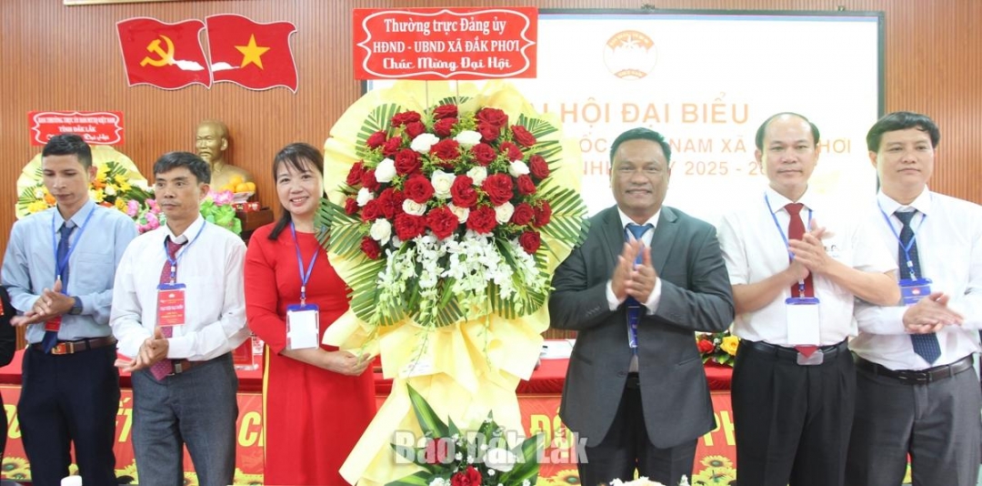 Lãnh đạo xã Đắk Phơi trao lãng hoa chúc mừng đại hội.