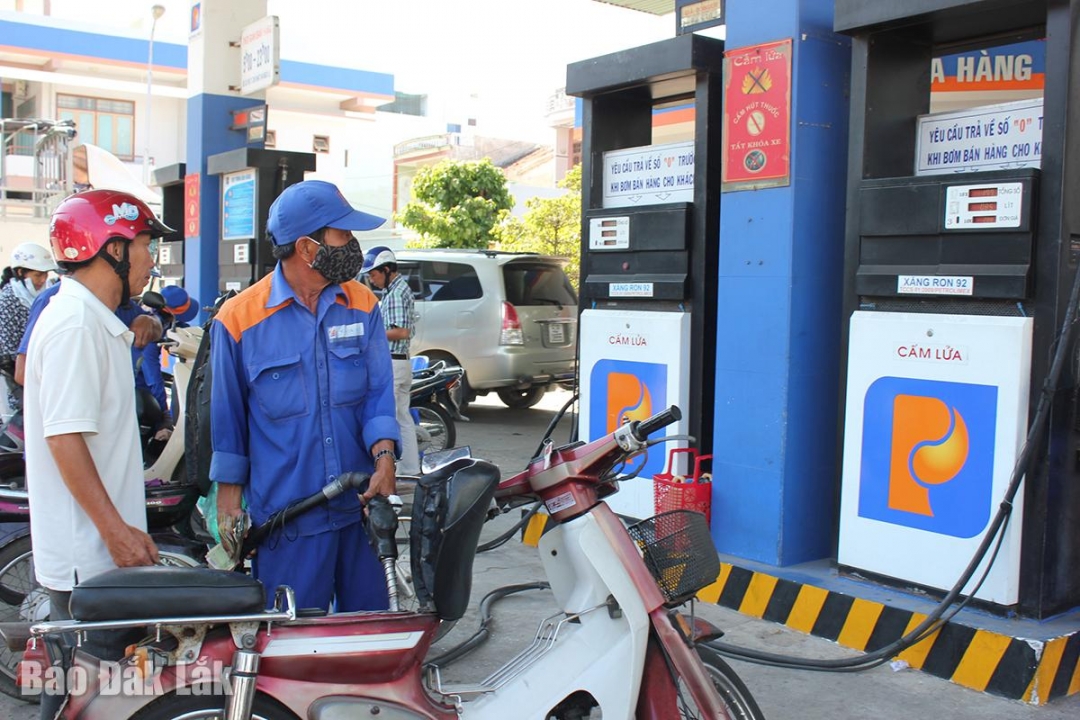 Giá xăng dầu tăng góp phần đẩy CPI tháng 9 tăng 0,33%.