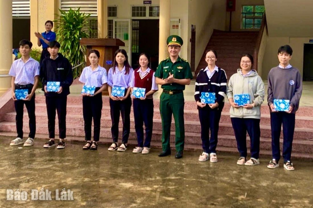 Thiếu tá Vũ Lý Huỳnh, Chính trị viên phó Đồn Biên phòng Xuân Đài trao quà cho học sinh có thành tích cao trong học tập.
