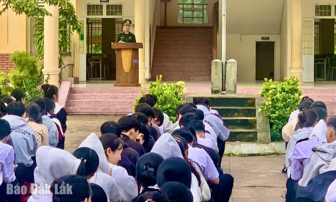 Cán bộ Đồn Biên phòng Xuân Đài tổ chức tiết học biên giới, biển đảo”cho học sinh Trường THCS và THPT Nguyễn Khuyến.