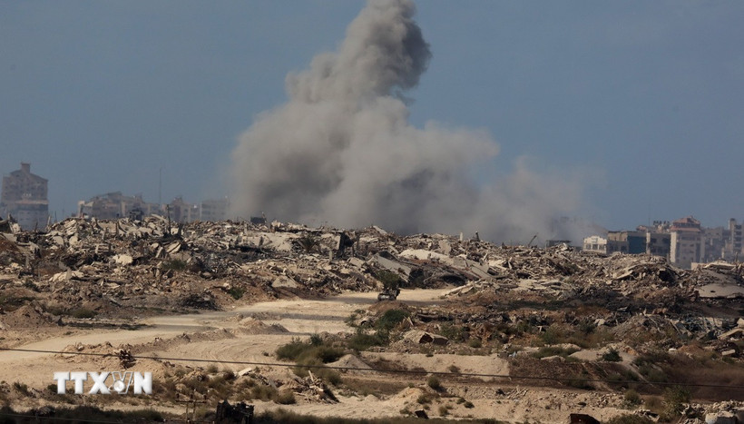 Khói bốc lên sau cuộc không kích của Israel tại Gaza. Ảnh: TTXVN