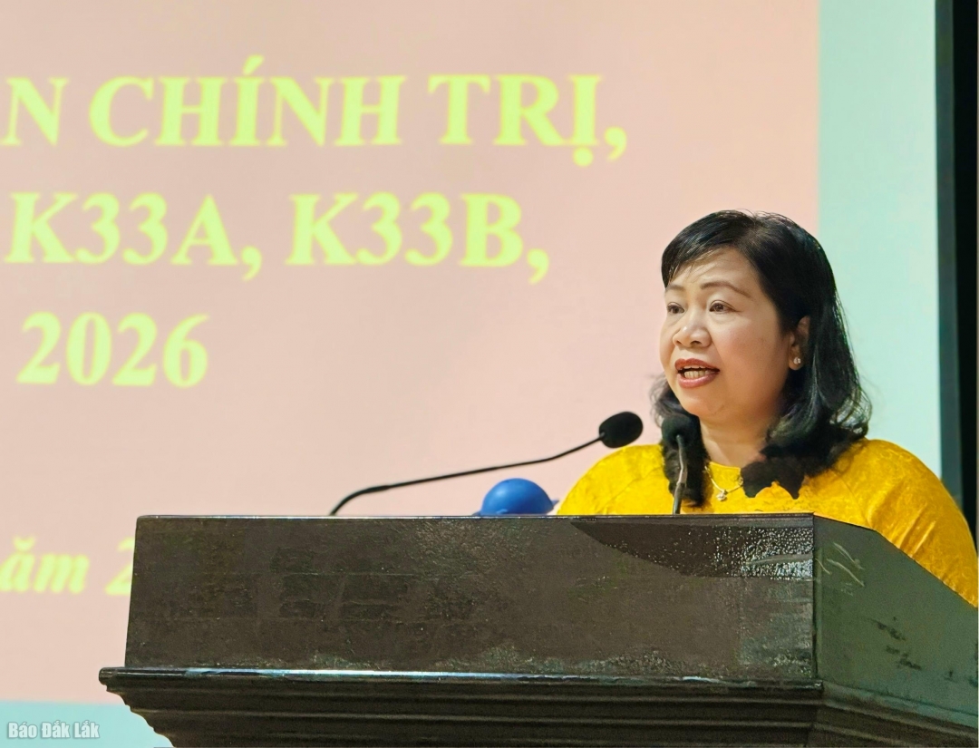 , Phó Trưởng ban Tổ chức Tỉnh ủy Phạm Thị Xuyến phát biểu chúc mừng kết quả học tập của tập thể lớp K33A, K33B.