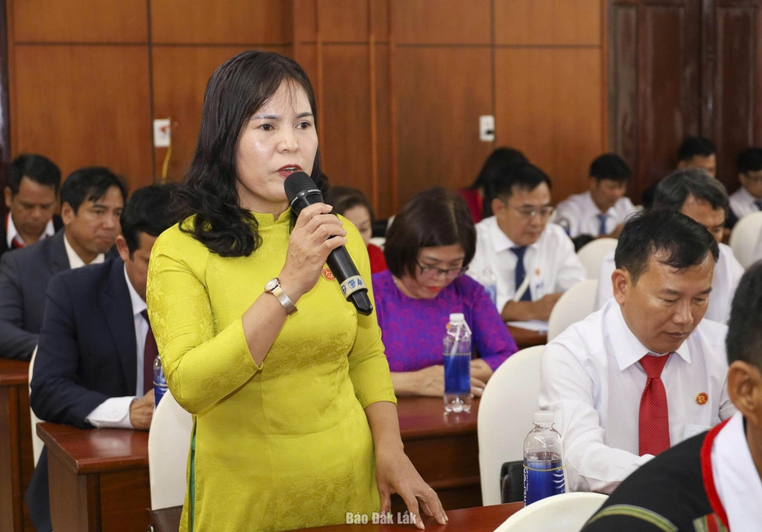 Cán bộ, đảng viên tham gia góp ý kiến dự thảo các văn kiện Đại hội XIV của Đảng.