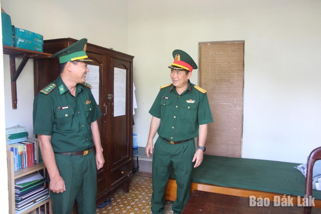 Chính ủy Bộ CHQS tỉnh Đinh Văn Hưng (bên phải) kiểm tra nơi sinh hoạt, công tác của cán bộ, chiến sĩ Đồn Biên phòng Yok Đôn.