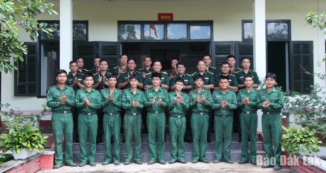 Đoàn công tác chụp hình lưu niệm cùng cán bộ, chiến sĩ Đồn Biên phòng Yok Mbe.