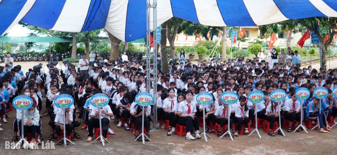 Học sinh Trường THCS Ngô Gia Tự (xã Cư Pơng) tham gia lễ phát động.