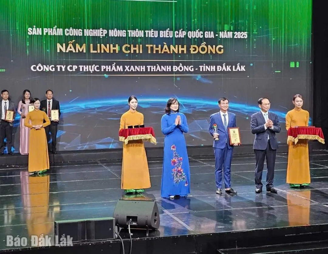 Đại diện Công ty Cổ phần thực phẩm xanh Thành đón nhận tôn vinh Đồng