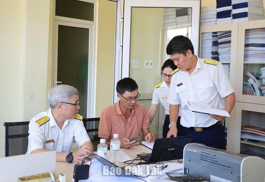 Cán bộ thuế kiểm tra việc sử dụng hóa đơn của một đơn vị kinh doanh