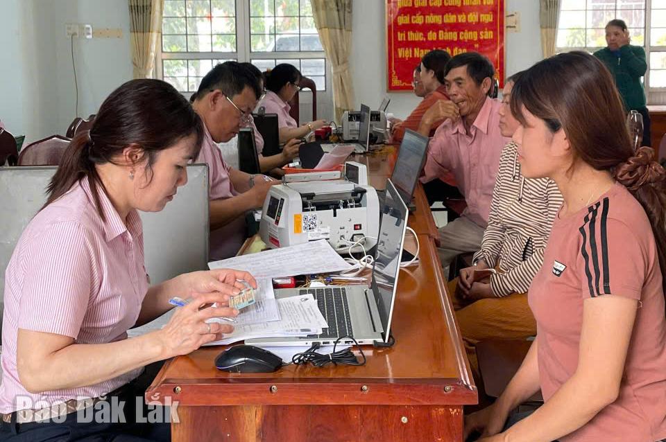 Phòng Giao dịch Ngân hàng Chính sách xã hội Đông Hòa giải ngân vốn cho hộ vay chương trình tín dụng đối với người chấp hành xong án phạt tù.
