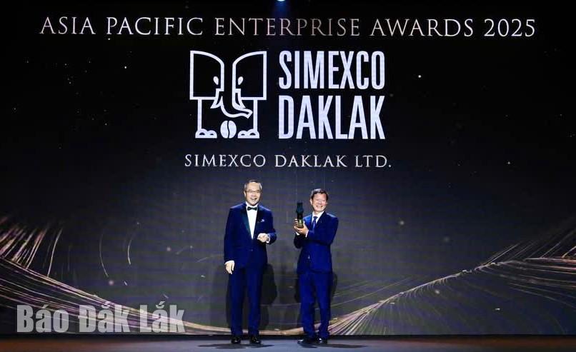 Đại diện Simexco Daklak nhận giải thưởng Doanh nghiệp xuất sắc châu Á (APEA) 2025.