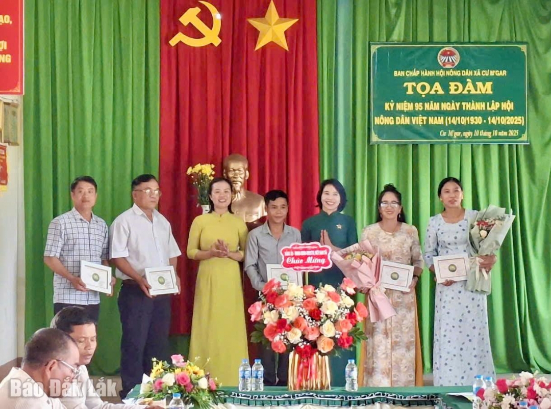 Đại diện lãnh đạo xã Cư M’gar trao quyết định công nhận 8 hội viên đạt danh hiệu xuất sắc năm 2025.