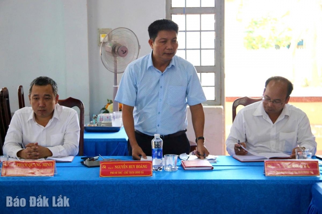 Phó Bí thư, Chủ tịch UBND xã Vụ Bổn Nguyễn Huy Hoàng báo cáo một số nội dung liên quan.