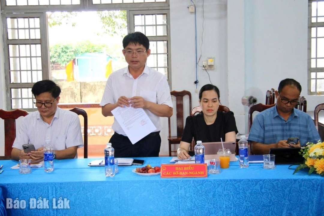 Phó Giám đốc Sở Tài chính Huỳnh Gia Hoàng đánh giá một số nội dung, kết quả triển khai thực hiện tại xã Vụ Bổn.