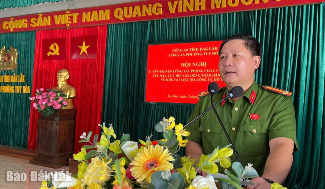 Thượng tá Lê Tấn Tình, Phó Trưởng Công an phường Tuy Hòa vận động người dân tham gia bảo vệ an ninh Tổ quốc. Ảnh: Hoa Siêm