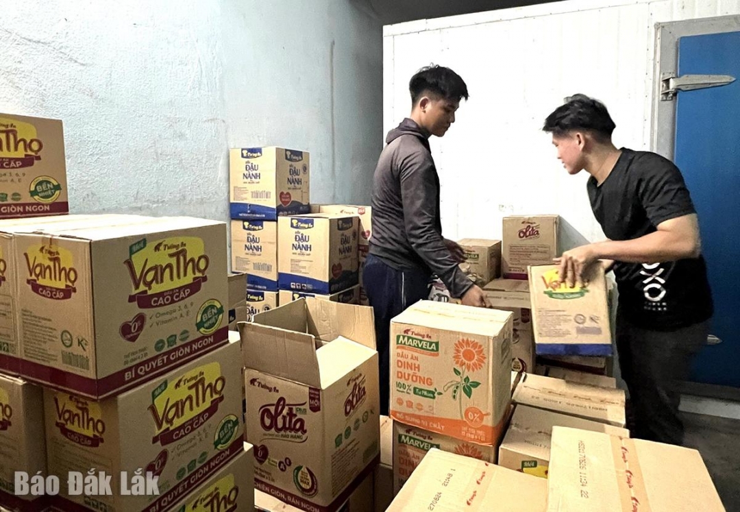Hàng hóa, lương thực được dữ trữ tại kho của một doanh nghiệp ở phường Tuy Hòa.