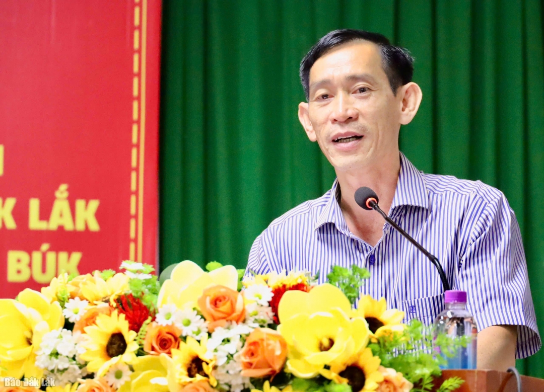 Bí thư Đảng ủy xã Pơng Drang Nguyễn Hải Đông phát biểu tại buổi làm việc.