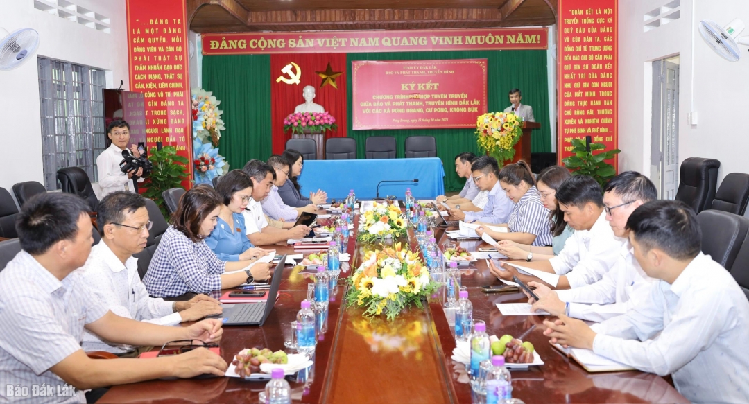 Các đại biểu tham dự buổi làm việc.