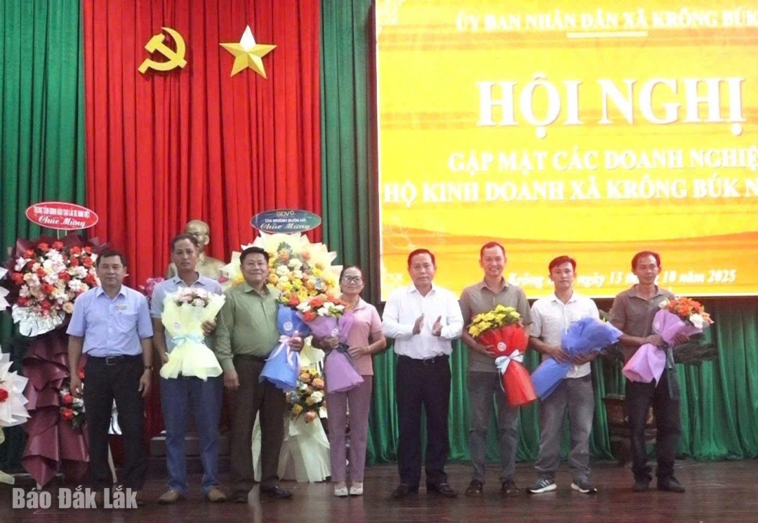 Lãnh đạo xã Krông Búk tặng hoa chúc mừng các doanh nghiệp.