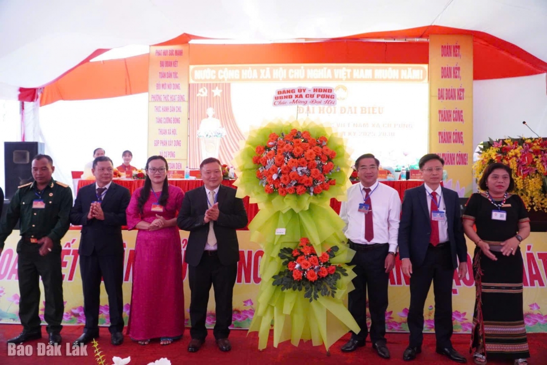 Thường trực Đảng ủy xã Cư Pơng tặng hoa chúc mừng Đại hội.