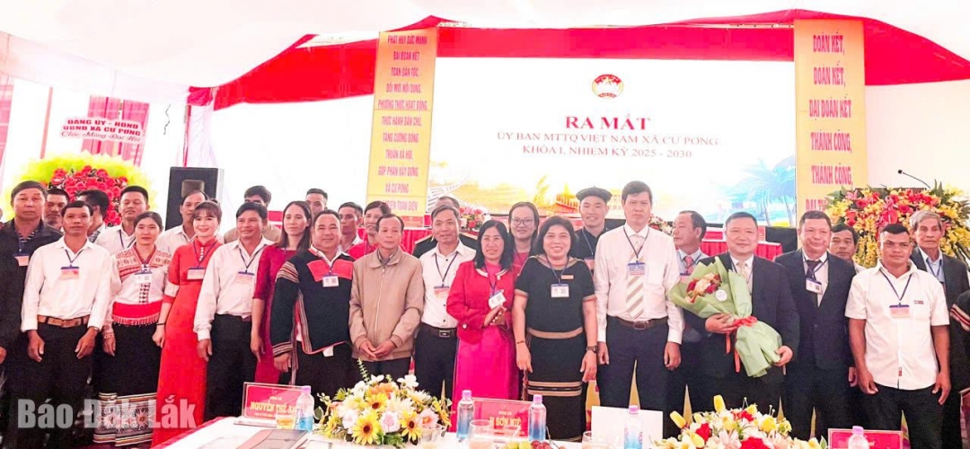 ra mắt Đại hội.