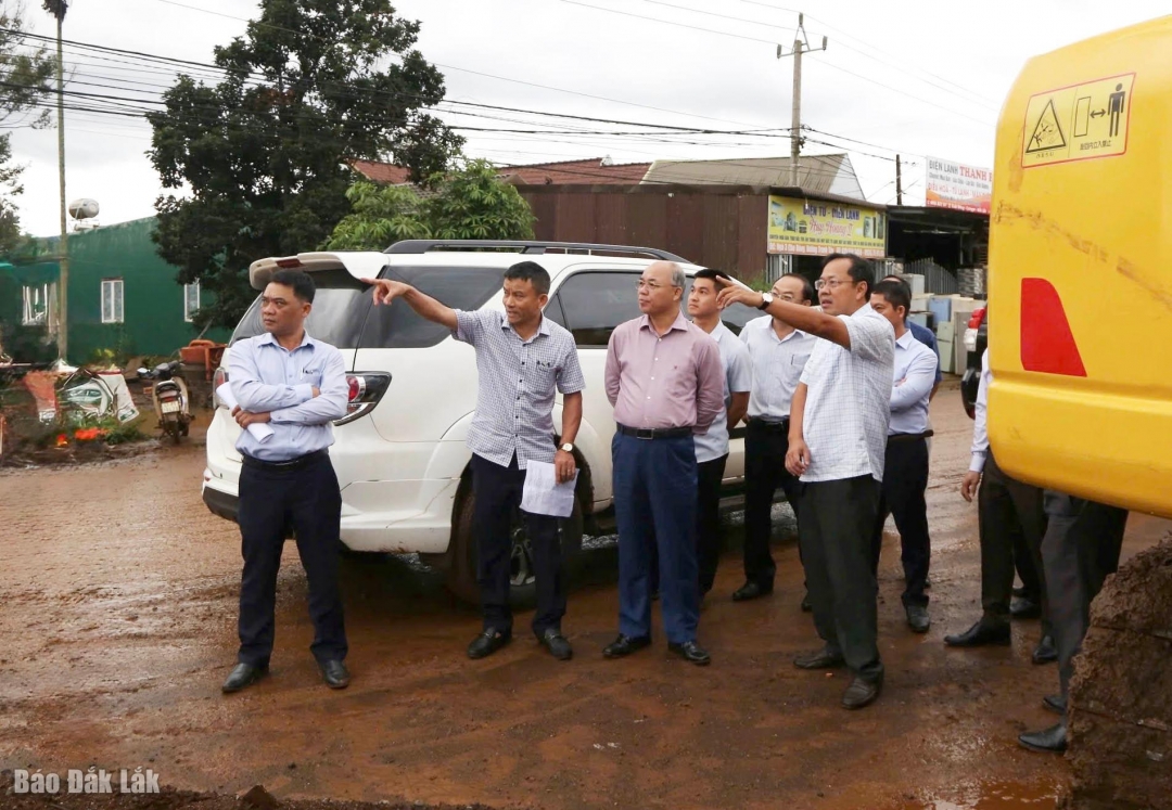 Đoàn công tác kiểm tra thực địa tại Dự án Đầu tư xây dựng Đường Hồ Chí Minh đoạn tránh phía Đông thành phố Buôn Ma Thuột.