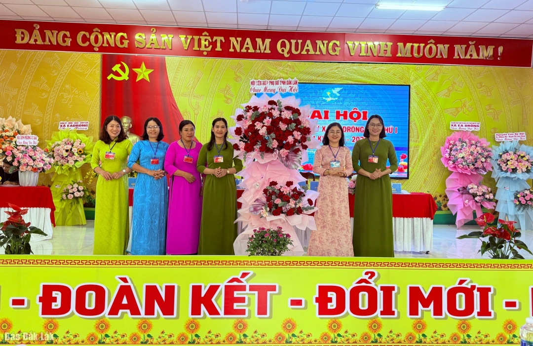Đại diện Hội LHPN tỉnh tặng hoa chúc mừng
