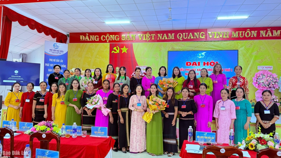 Ban Chấp hành hội LHPN xã Ea Drông nhiệm kỳ 2025-2030 ra mắt đại hội