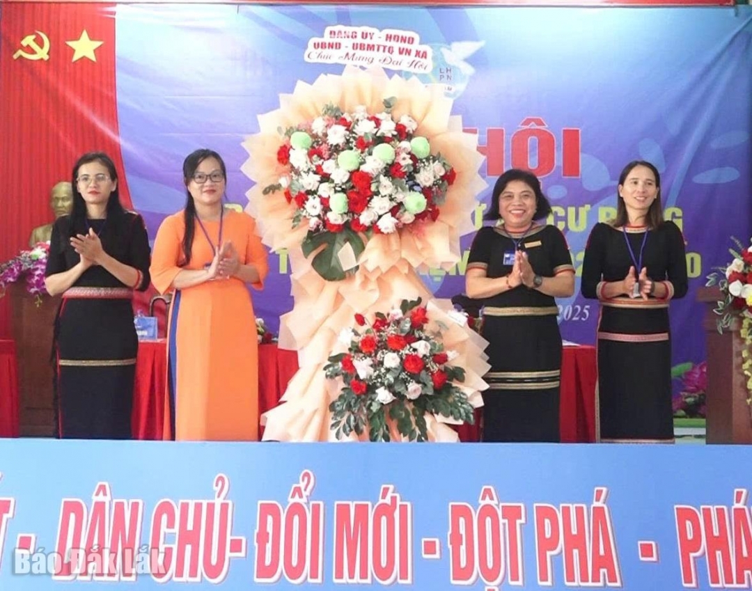 tặng hoa chúc mừng Đại hội.
