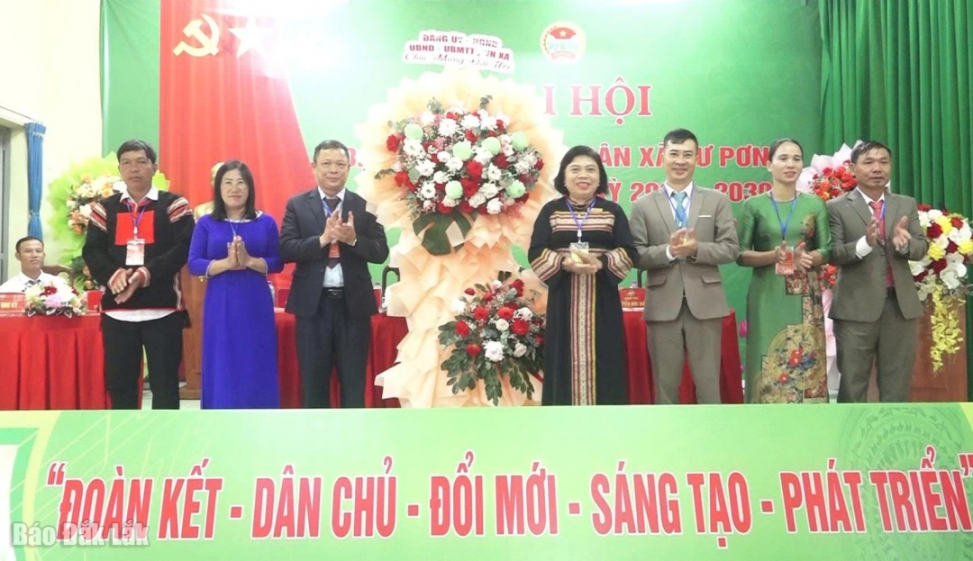Thường trực Đảng ủy tặng hoa chúc mừng Đại hội.