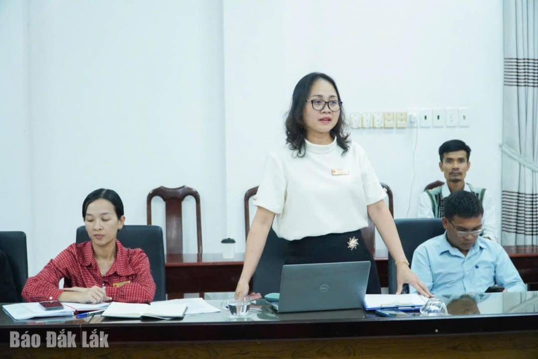 Chánh Văn phòng HĐND-UBND xã Krông Búk Lê Thị Yến trao đổi về các sản phẩm thế mạnh của địa phương