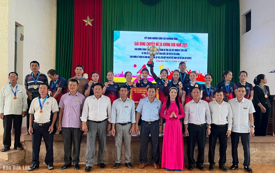 Ban tổ chức trao giải Nhất cho Cụm số 10.