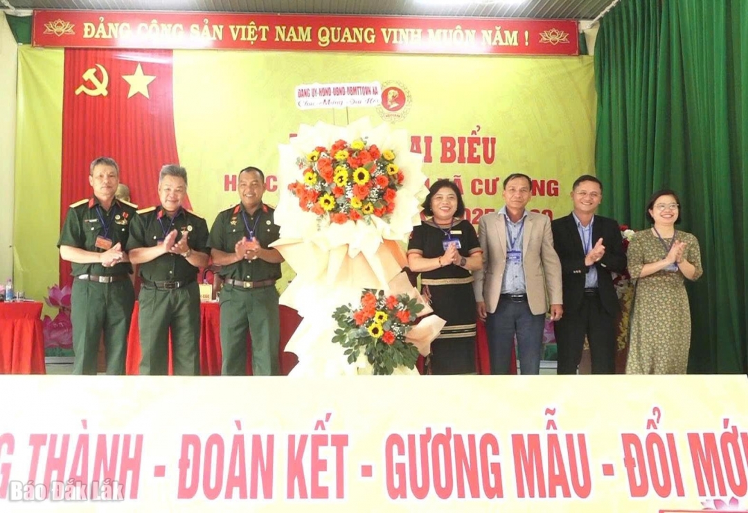 
Thường trực Đảng ủy xã Cư Pơng tặng hoa chúc mừng Đại hội.
