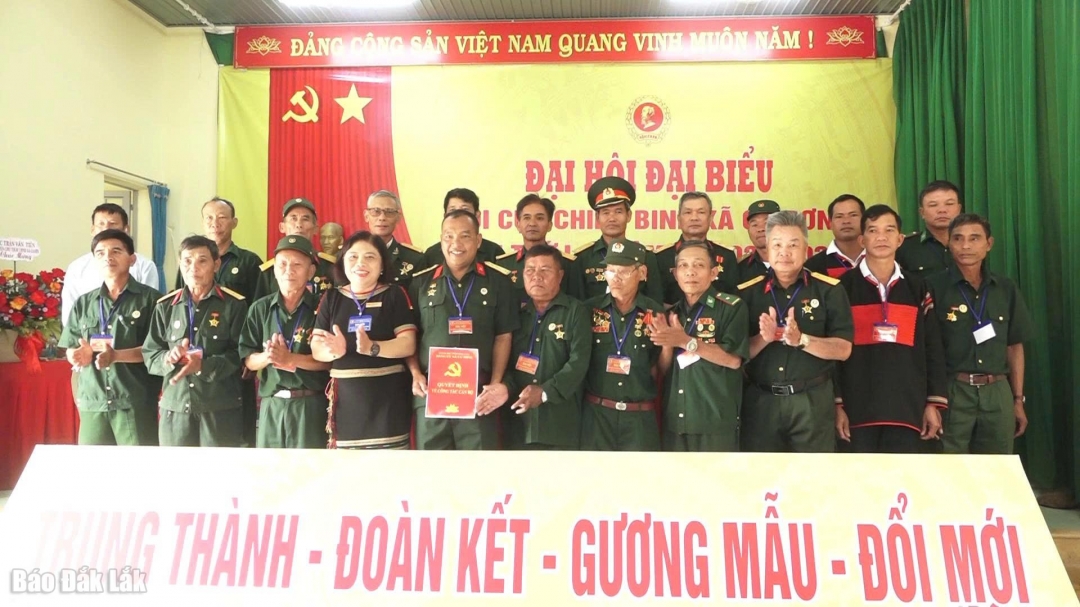 Ban Chấp hành Hội Cựu chiến binh xã Cư Pơng ra mắt Đại hội.