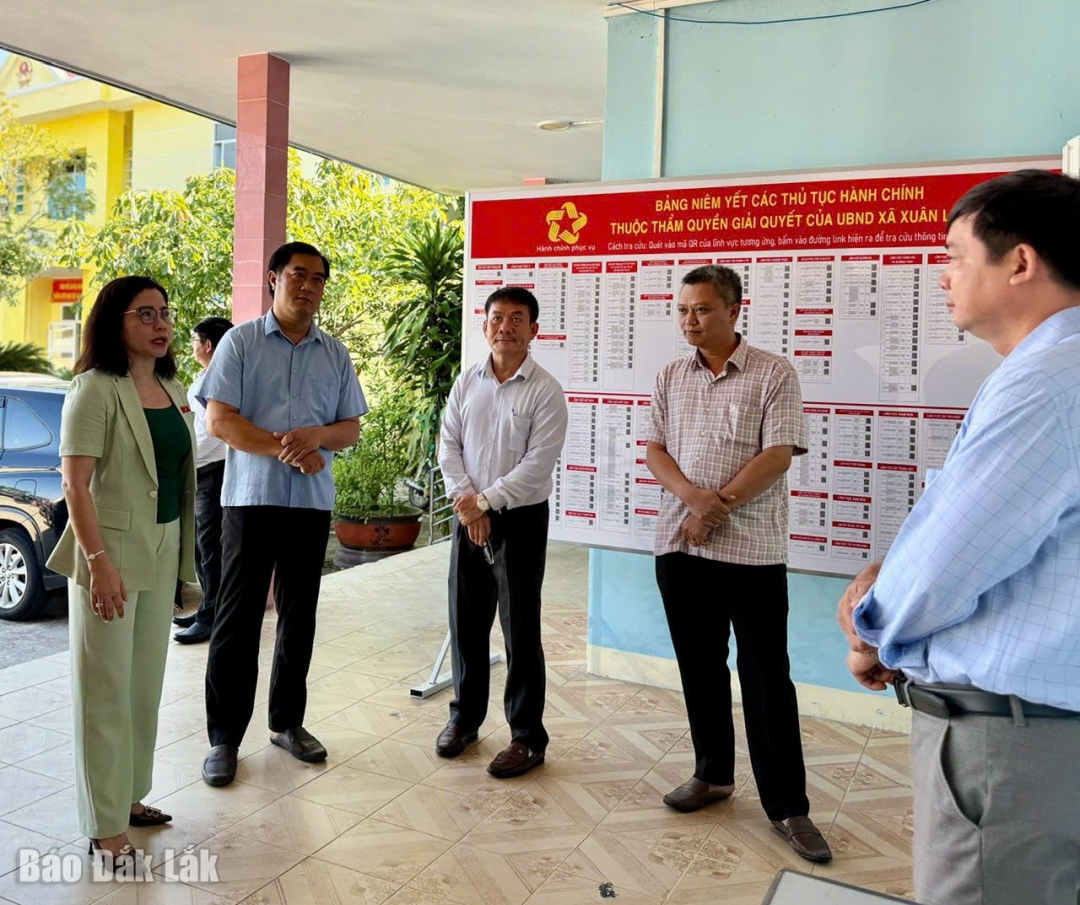 Phó Trưởng đoàn chuyên trách phụ trách Đoàn ĐBQH tỉnh Đắk Lắk Nguyễn Thị Thu Nguyệt khảo sát tại Trung tâm Phục vụ hành chính công UBND xã Đại Lãnh.