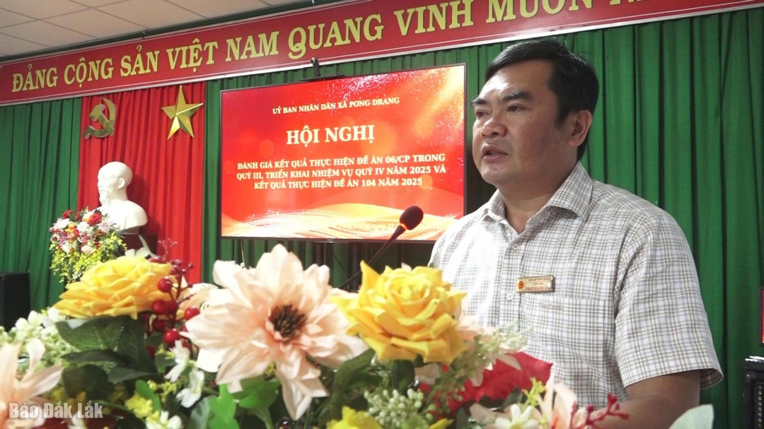 Chủ tịch UBND xã Pơng Drang Phan Hoàng Lâm phát biểu chỉ đại tại hội nghị.