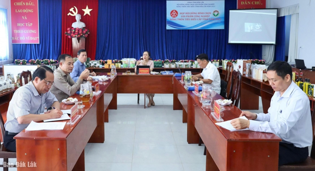 Buổi họp của các thành viên trong Hội đồng bình chọn sản phẩm công nghiệp nông thôn tiêu biểu tỉnh Đắk Lắk năm 2025.
