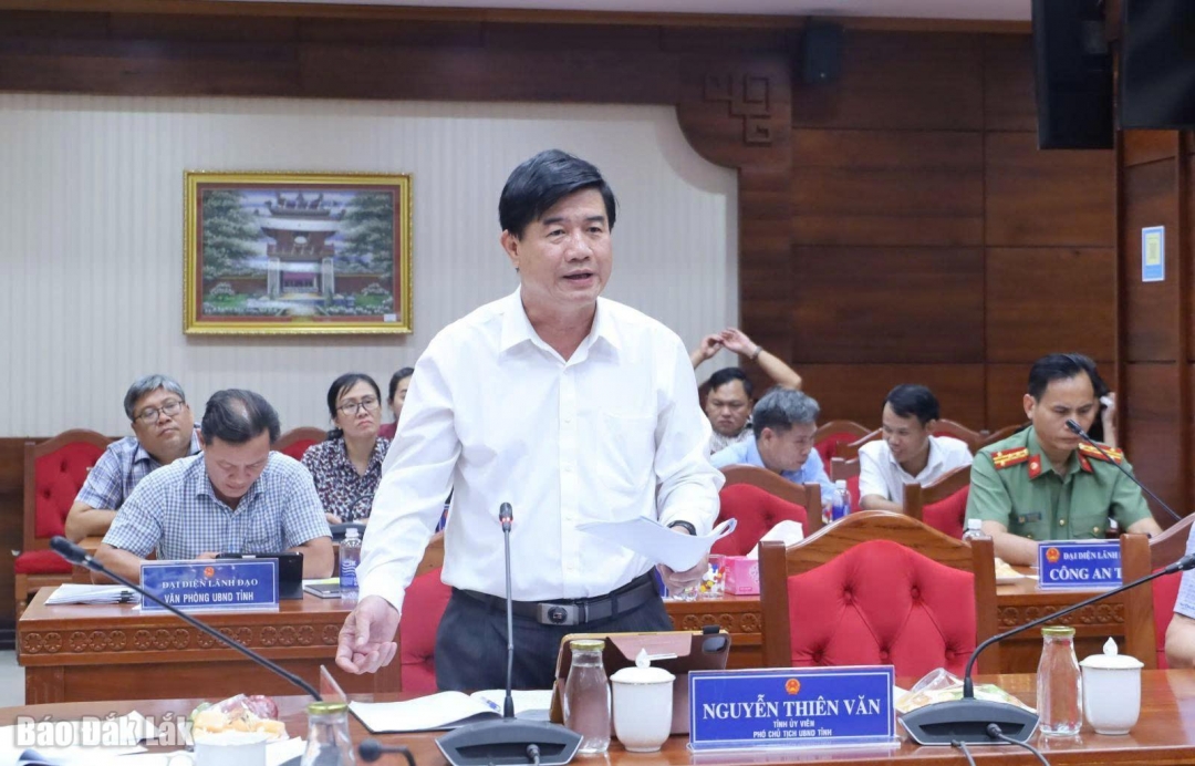 Phó Chủ tịch UBND tỉnh Nguyễn Thiên Văn phát biểu tại hội nghị.