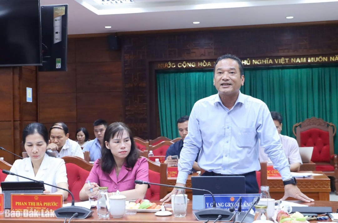 Phó Bí thư Tỉnh ủy, Chủ tịch Ủy ban MTTQ Việt Nam tỉnh Y Giang Gry Niê Knơng phát biểu tại hội nghị.