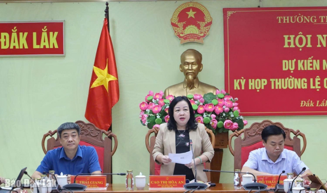 Phó Bí thư Thường trực Tỉnh ủy, Chủ tịch HĐND tỉnh Cao Thị Hòa An điều hành nội dung phiên họp.