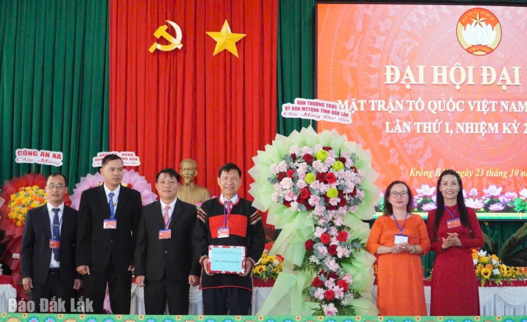 Lãnh đạo Ủy ban MTTQ Việt Nam tỉnh tặng hoa chúc mừng đại hội.