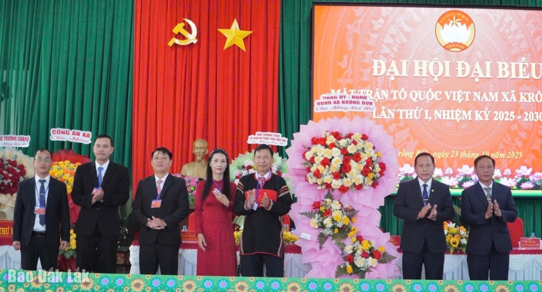 Thường trực Đảng ủy xã Krông Búk tặng hoa chúc mừng đại hội.
