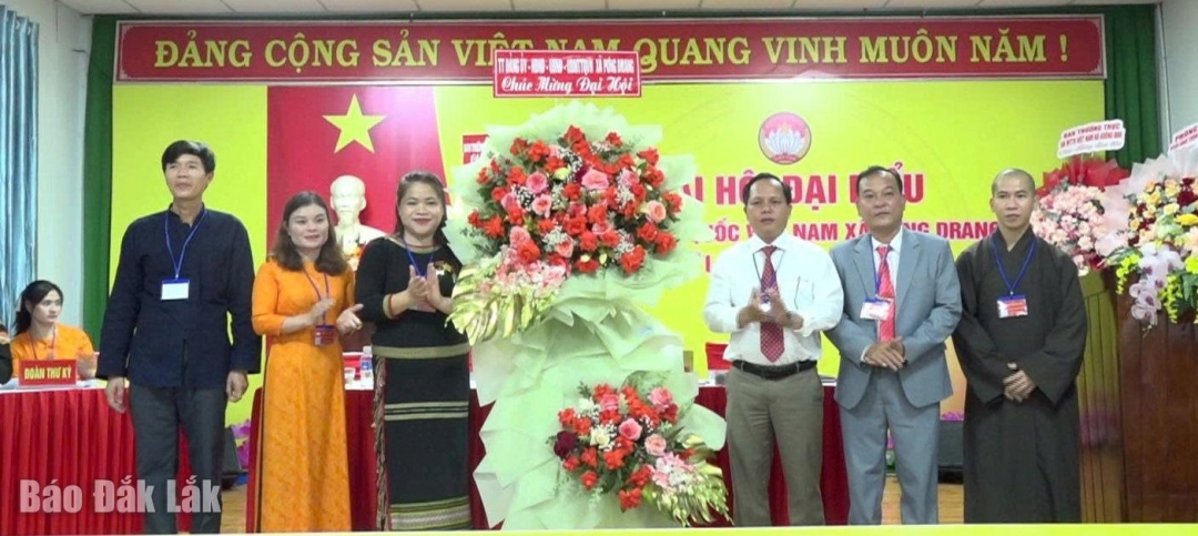 Lãnh đạo xã Pơng Drang tặng hoa chúc mừng đại hội.