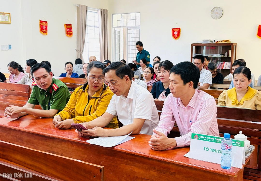 Ông Đào Thái Hòa, Giám đốc Chi nhánh Ngân hàng Chính sách xã hội tỉnh, trao đổi với tổ trưởng tổ tiết kiệm và vay vốn ở xã Phú Hòa 1 về việc ứng dụng công nghệ số vào hoạt động quản lý vốn.